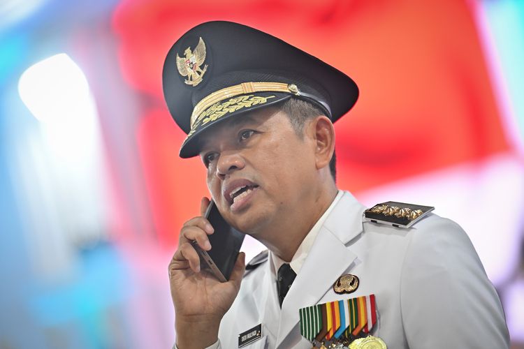 Gubernur Jawa Barat Dedi Mulyadi menelpon usai mengikuti upacara pelantikan di kompleks Istana Kepresidenan, Jakarta, Kamis (20/2/2025). Presiden Prabowo Subianto melantik 961 kepala daerah yang terdiri dari 33 gubernur dan 33 wakil gubernur, 363 bupati, 362 wakil bupati, 85 wali kota, dan 85 wakil wali kota dalam upacara tersebut. ANTARA FOTO/Aditya Pradana Putra/rwa.
