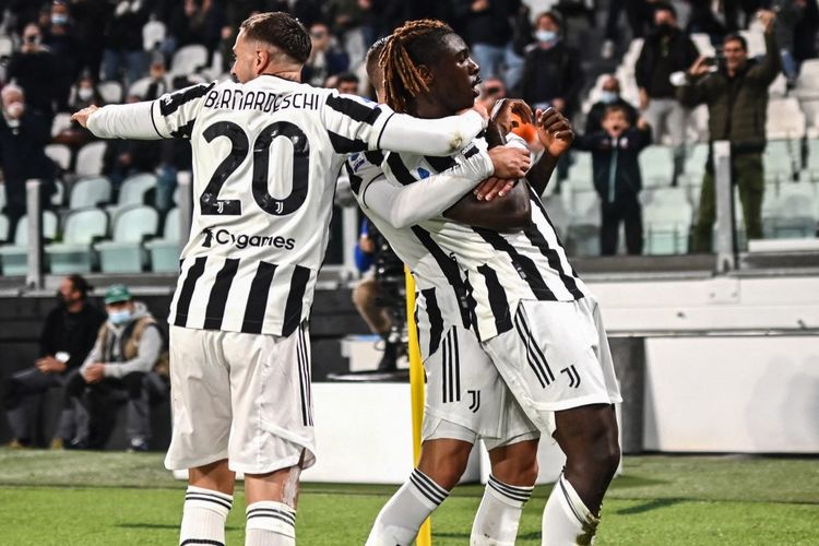 Penyerang Juventus, Moise Kean, melakukan selebrasi bersama rekan setim usai membobol gawang AS Roma dalam laga Liga Italia 2021-2022 di Stadion Allianz, 17 Oktober 2021.