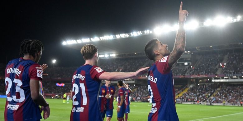 Joao Cancelo (kanan) melakukan selebrasi setelah mencetak gol kelima untuk Barcelona dalam pertandingan Barcelona vs Real Betis pada pekan kelima Liga Spanyol 2023-2024 di Stadion Olimpiade Lluis Companys, Minggu (17/9/2023) dini hari WIB. Barcelona menang telak 5-0 dan memuncaki klasemen Liga Spanyol 2023-2024. (Photo by Josep LAGO / AFP)