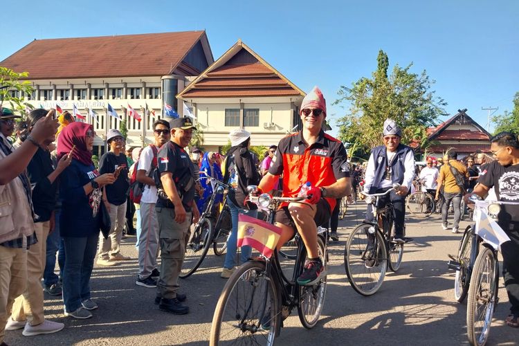 Saat Pebalap MXGP Ruben Fernandez Keliling Sumbawa Dengan Sepeda Ontel Jumat (23/6/2023)
