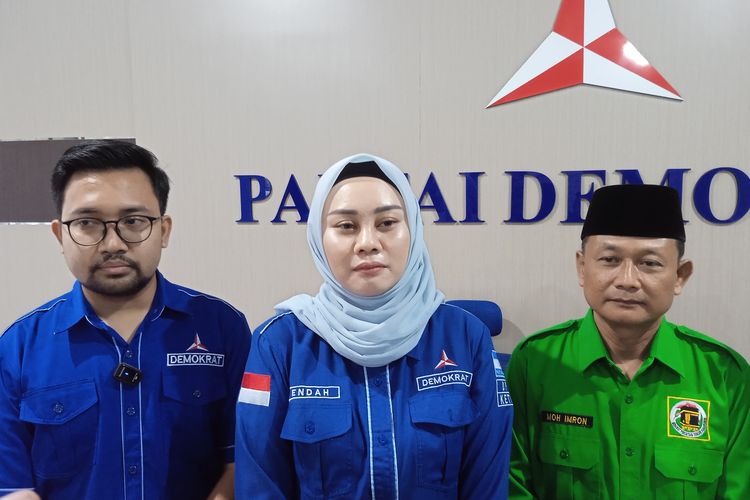 Ketua DPC Partai Demokrat Kabupaten Nganjuk, Endah Sri Murtini (tengah), Sabtu (18/5/2024)