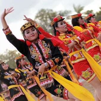 Para penari sedang melakukan Trai Dolalak, budaya khas Purworejo yang terinspirasi dari masa kolonial Belanda.