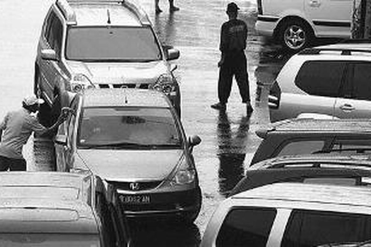 Parkir di badan jalan.