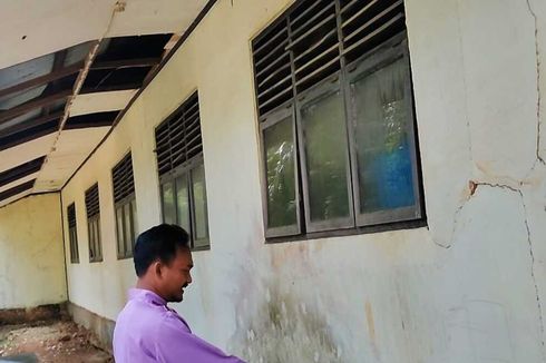 Bangunan SD di Riau Rusak Parah, Siswa Takut Belajar Dalam Kelas