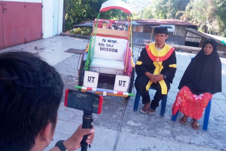 8 Tahun Mengayuh Becak Sambil Bertopeng, Mengantar Hamzah jadi Sarjana dengan Prestasi Membanggakan