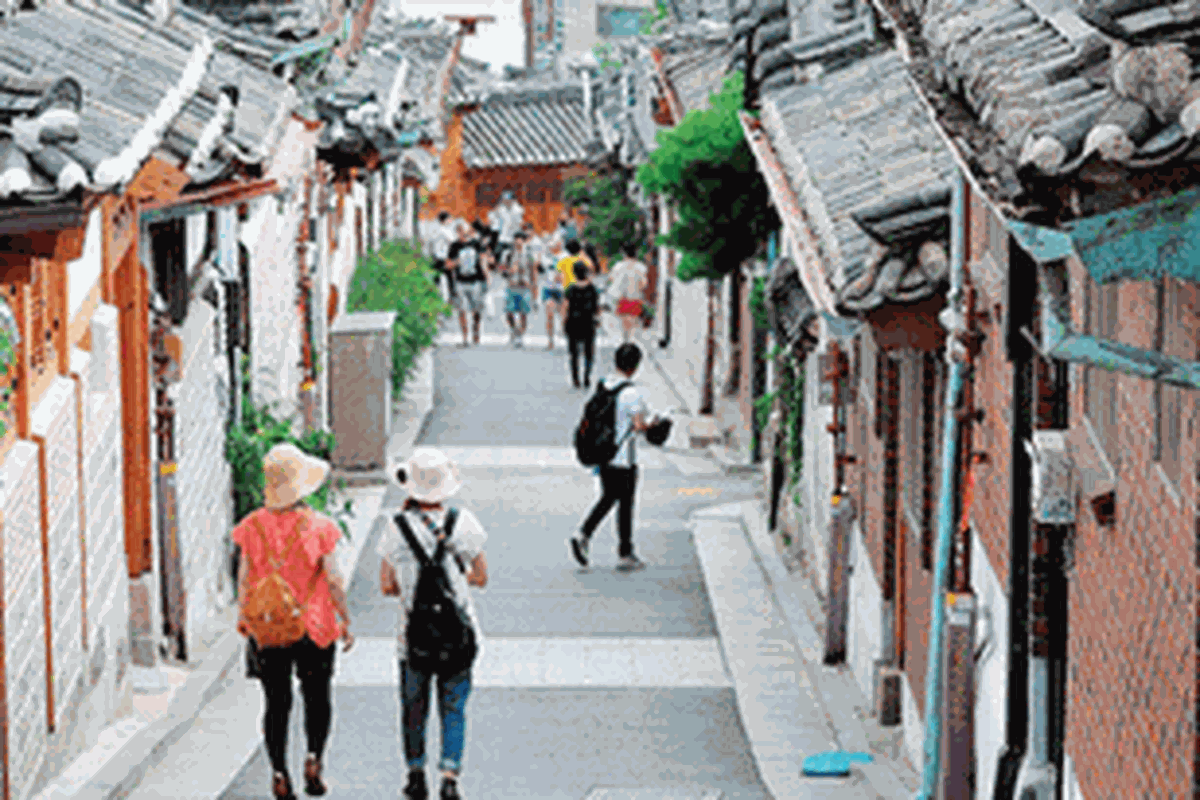 Lorong-lorong di Bukchon selalu tampak damai dan bersih sepanjang hari.