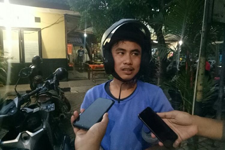 Pengemudi ojel online (Ojol), Chris William Samosir (21), panik dan ketakutan saat mendatangi Pos Polisi yang berlokasi di Graha Bunga, Pondok Aren, Tangerang Selatan, Selasa (7/1/2020). Dia ingin melaporkan kejadian perampasan motor matic miliknya oleh segerombolan orang yang mengaku petugas leasing usai mengantarkan penumpang di wilayah Pondok Jagung, Serpong Utara, Tangerang Selatan. 