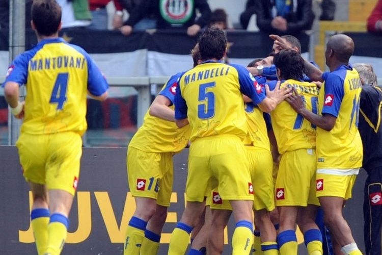 Pemain Chievo Verona merayakan gol Sergio Pellissier dalam laga Liga Italia 2008-2009 kontra Juventus, 5 April 2009. Terkini, Chievo Verona lahir kembali setelah dinyatakan bubar pada 2021. AFP PHOTO / GIUSEPPE CACACE (Photo by GIUSEPPE CACACE / AFP)
