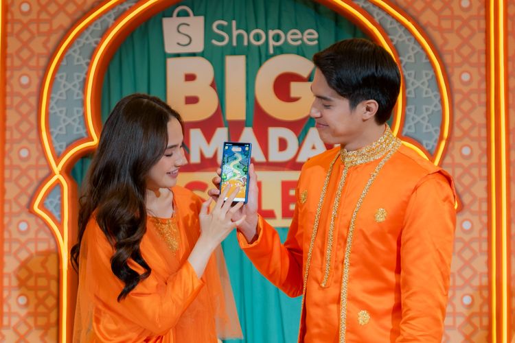 Keseruan pasangan selebritas Syifa Hadju dan El Rumi saat bermain in-app game interaktif spesial Big Ramadan Sale Shopee, Beduk Berkah 10M.
