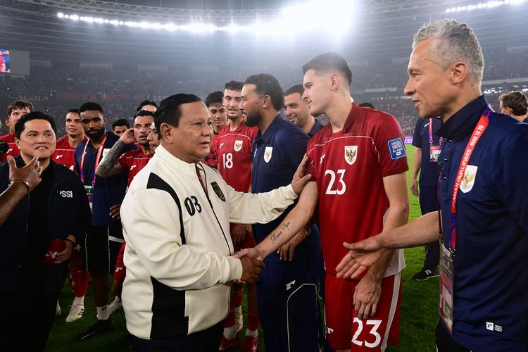Presiden Prabowo Subianto tampak turun langsung ke lapangan Stadion Utama Gelora Bung Karno (SUGBK), Senayan, Jakarta Pusat, Kamis (5/6/2025) malam, untuk memberikan ucapan selamat kepada pemain Timnas Indonesia setelah berhasil mengalahkan China.