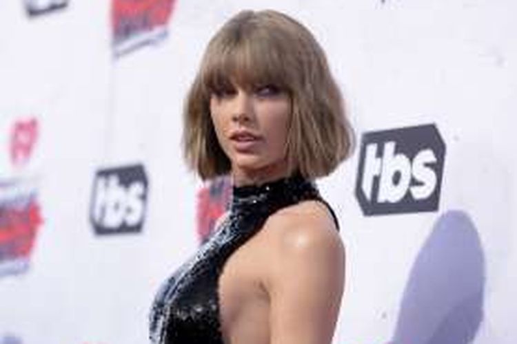 Taylor Swift menghadiri iHeartRadio Music Awards di The Forum di Inglewood, California, pada 3 April 2016. Ia menyumbang 1 juta dollar AS untuk korban banjir di Louisiana.