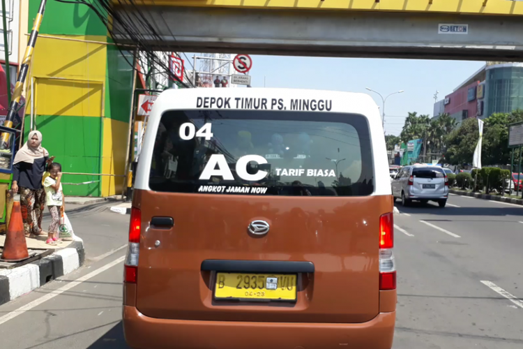 Angkot Miniarta M04 ber-AC trayek Depok Timur-Pasar Minggu. Foto diambil Senin (30/4/2018).