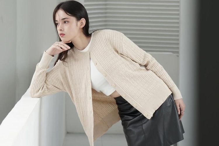 Cardigan kini jadi fashion esensial. Intip 7 rekomendasi brand lokal dengan bahan lembut, nyaman, dan desain stylish untuk berbagai gaya.