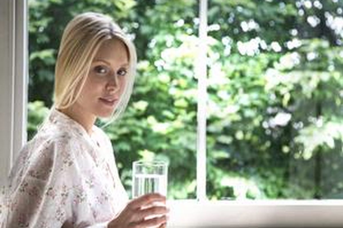 Minum air putih di pagi hari untuk mengembalikan hidrasi tubuh yang terhilang.