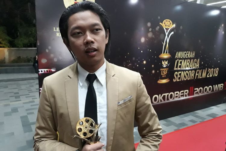 Bayu Skak, sutradara Yowis Ben, usai menerima penghargaan Anugerah Lembaga Sensor Film (LSF) 2018 di  Studio 1 KompasTV, Jalan Palmerah Selatan, Jakarta Pusat, Jumat (19/10/2018) malam.