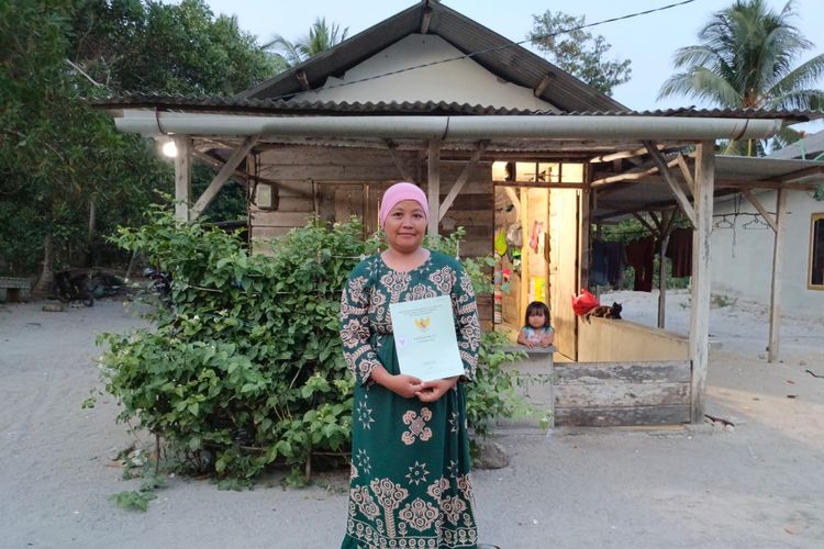 Warga Desa Rebo, Kecamatan Sungailiat, Kabupaten Bangka, Yunila merupakan penerima sertifikat hak milik (SHM) Tanah Obyek Reforma Agraria (TORA) hacia dari pelepasan kawasan Hutan Lindung (HL) Rebo.