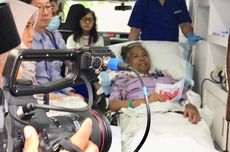 Sakit dan Berbaring di Ambulans, Pria Ini "Nyoblos" di KBRI Singapura