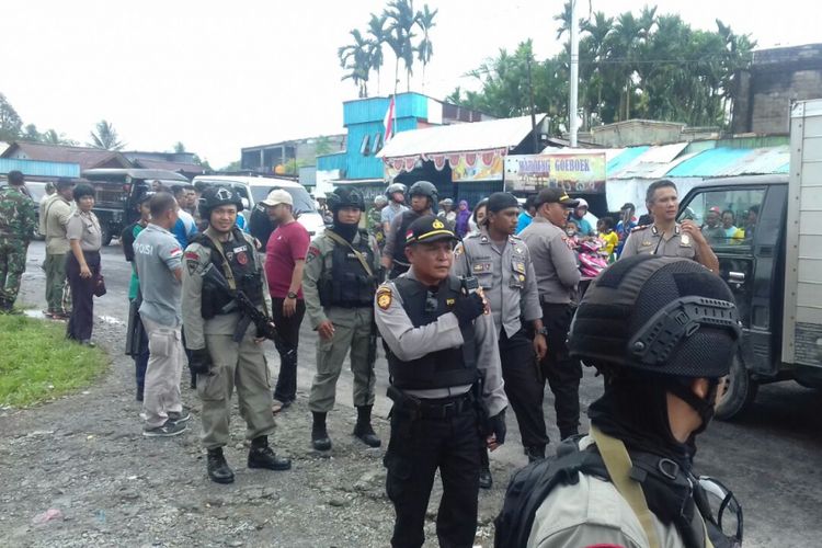 Polisi bersiaga di lokasi kejadian pasca aksi blokade jalan.