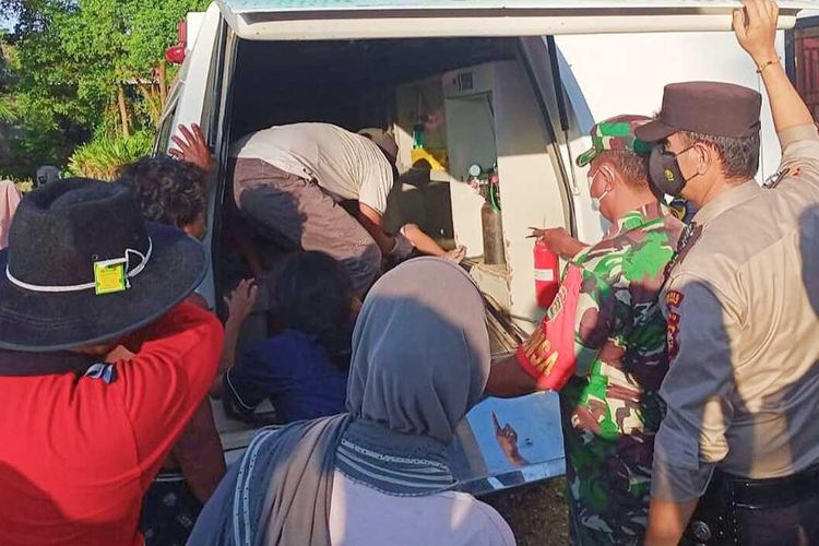Petugas kepolisian dan TNI bersama warga mengevakuasi tiga jasad anak yang tewas tenggelam di rawa di Kelurahan Kepenuhan Tengah, Kecamatan Kepenuhan, Kabupaten Rokan Hulu, Riau, Minggu (17/4/2022).