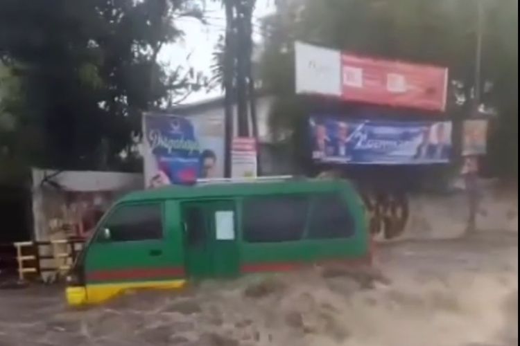 Tangkapan layar rekaman video angkot di Cimahi terjebak banjir, Selasa (20/9/2022).
