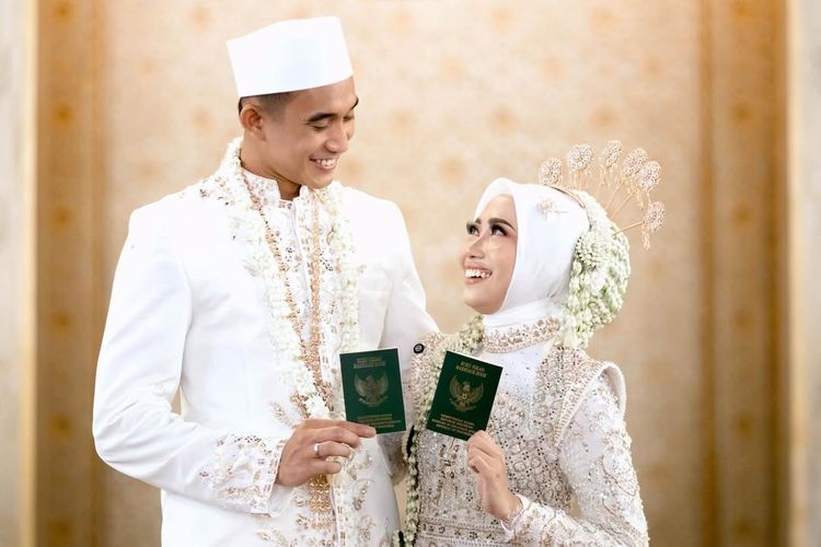 Pesepak bola Rizky Ridho menikahi kekasihnya, Sendy Aulia, di Surabaya, Jawa Timur, Minggu (22/6/2025).