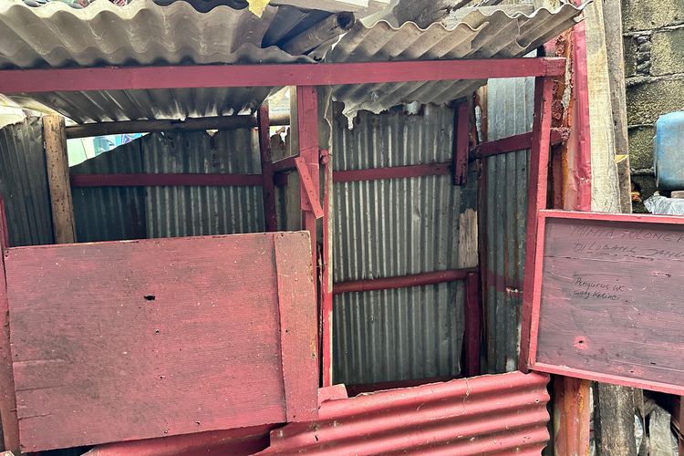 Bilik WC umum yang digunakan warga Gang Kelinci untuk BAB di kali