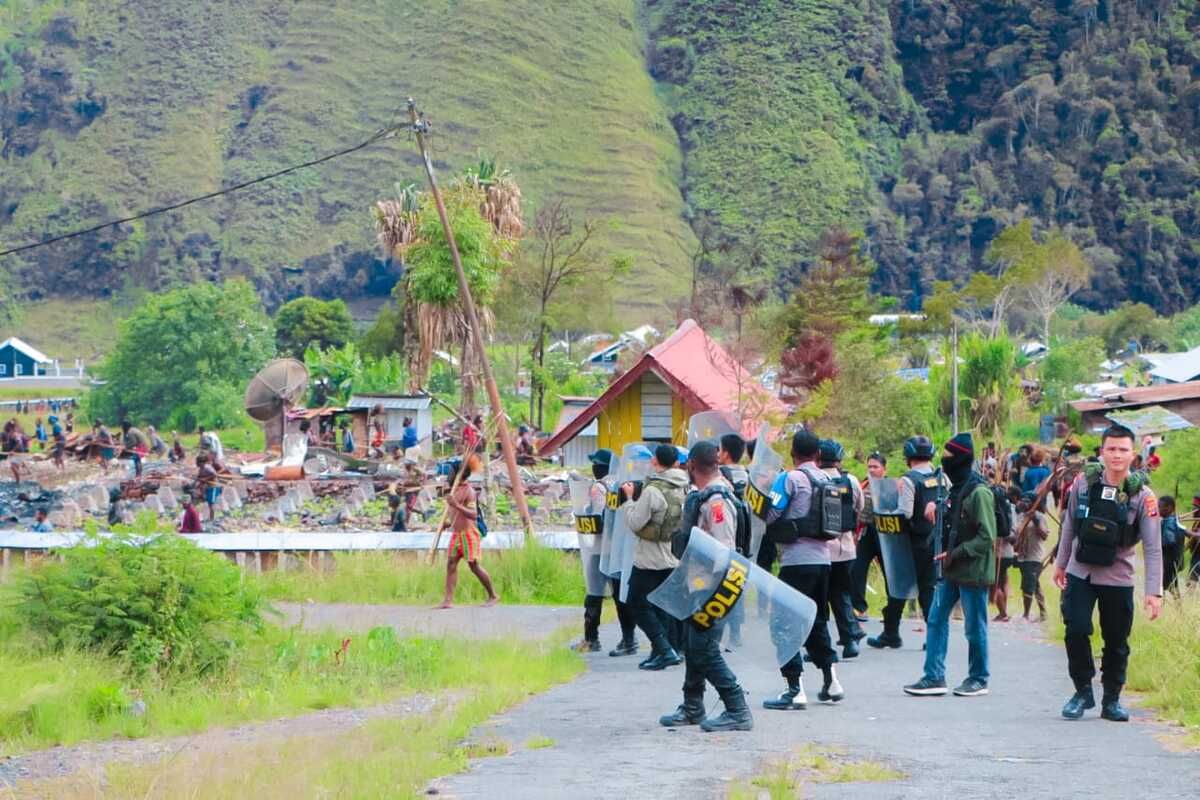 Bentrok antara kedua massa pendukung paslon nomor urut 1 dan paslon nomor urut 2 masih terus terjadi di Kabupaten Puncak Jaya, Papua Tengah. terhitung sejak November 2024-April 2025, ada 12 orang tewas dan ratusan lainnya luka-luka.