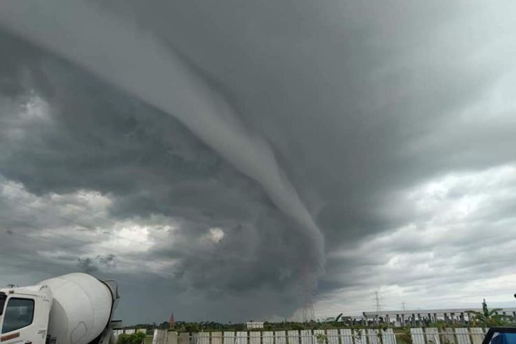 Fenomena awan Arcus tampak di langit Bandar Udara Yogyakarta International Airport (YIA) di Kulon Progo, Daerah Istimewa Yogyakarta.