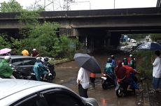 Banyak Kendaraan Mogok Akibat Nekat Menerabas Banjir di Kolong Tol Pondok Kelapa 