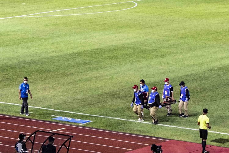 Pemain PSM Makassar Yance Sanuri ditandu keluar seusai dilanggar pemain PS Sleman Fandri Imbiri saat perebutan juara ketiga Piala Menpora 2021 yang berlangsung di Stadion Monahan Solo, Sabtu (24/04/2021) malam.