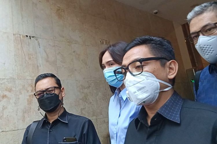Artis peran Shandy Aulia dan kuasa hukumnya, Sandy Arifin, usai menjalani pemeriksaan kasus pencemaran nama baik di Polda Metro Jaya, Kamis (27/1/2022). 