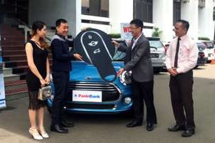 Daniel Chau, pemenang undian Panin Super Bonanza Tahap 1, mendapatkan 1 unit mobil MINI Cooper 5-Door