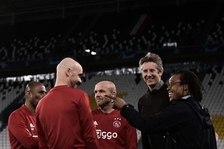 CEO Ajax Amsterdam, Edwin van der Sar, bersama dengan pelatih Ajax kini, Erik ten Hag, dan mantan pemain timnas Belanda Edgar Davids pada suatu sesi latihan tim di Juventus Stadium, Turin, pada 15 April 2019.