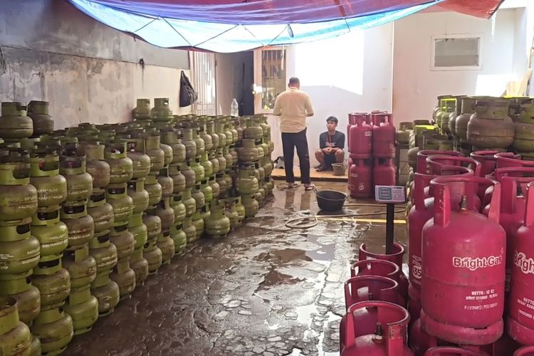 Pasang CCTV untuk Kelabui Petugas, Pengoplos LPG Subsidi di Bogor Ditangkap berkat Penyamaran