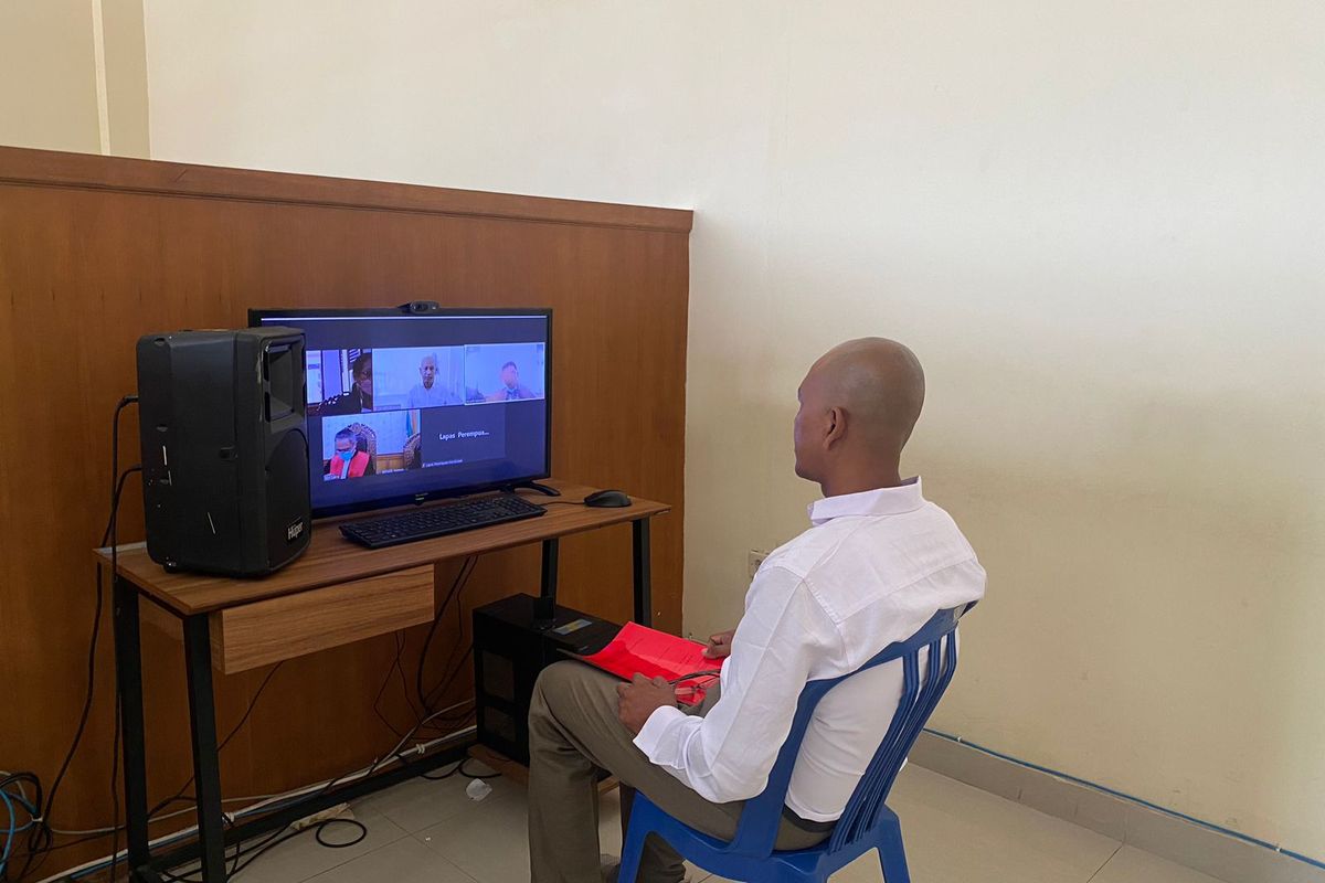 Mantan Kepala Lembaga Perkreditan Desa (LPD) Sangeh, Kecamatan Abiansemal, Kabupaten Badung, Provinsi Bali, berinisial INAA (52), saat menjalani sidang secara virtual atas kasus penyalahgunaan dana LPD dengan total kerugian negara mencapai Rp 57,2  miliar, pada Selasa (31/1/2023). /Humas Kejati Bali