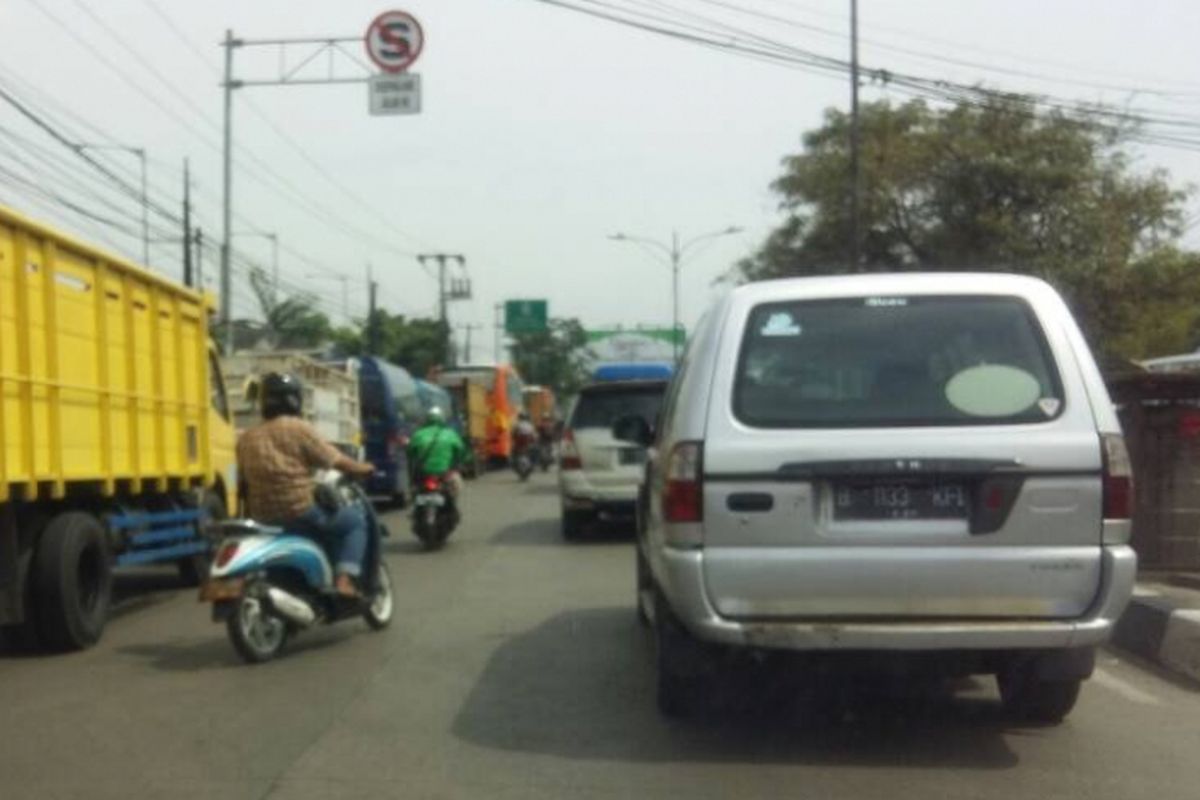 Uji Kir di Kota Bekasi sebabkan jalan Ir. H. Djuanda macet karena kendaaran yang ingin melakukan uji kir tidak mendapatkan lahan untuk parkir atau menunggu giliran, Bekasi, Jumat (2/6/2017).