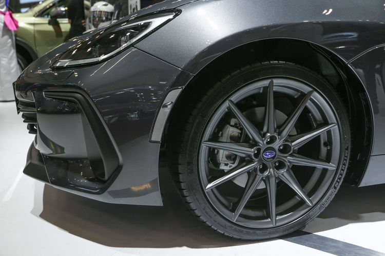 All New Subaru BRZ dipamerkan di ajang Gaikindo Indonesia International Auto Show (GIIAS) 2022 di ICE BSD, Tangerang, Jumat (12/8/2022). The All New Subaru BRZ dibanderol Rp 852 juta untuk transmisi manual, dan Rp 850 juta untuk transmisi matik.