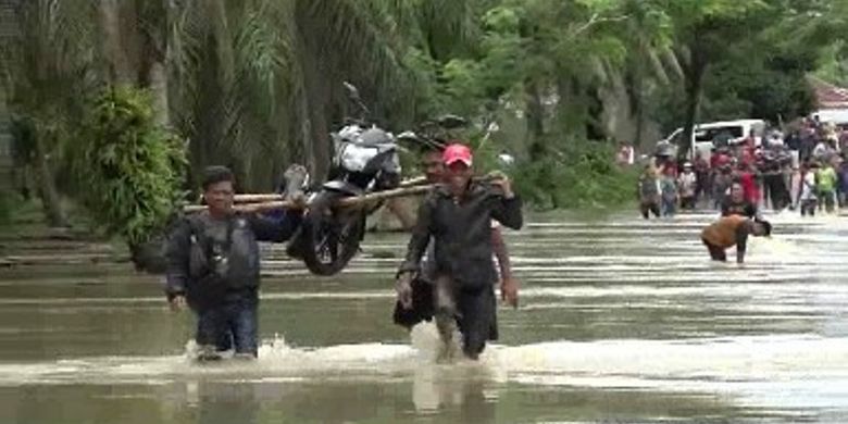 Banjir 1,5 Meter Lumpuhkan Jalan Trans Sulawesi