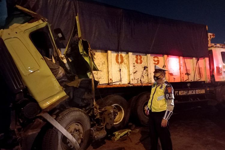 Kecelakaan antartruk terjadi di Jalan Tol Jakarta Outer Ring Road (JORR) Rorotan arah Cakung, tepat kilometer 56, Kamis (28/10/2021) dini hari.