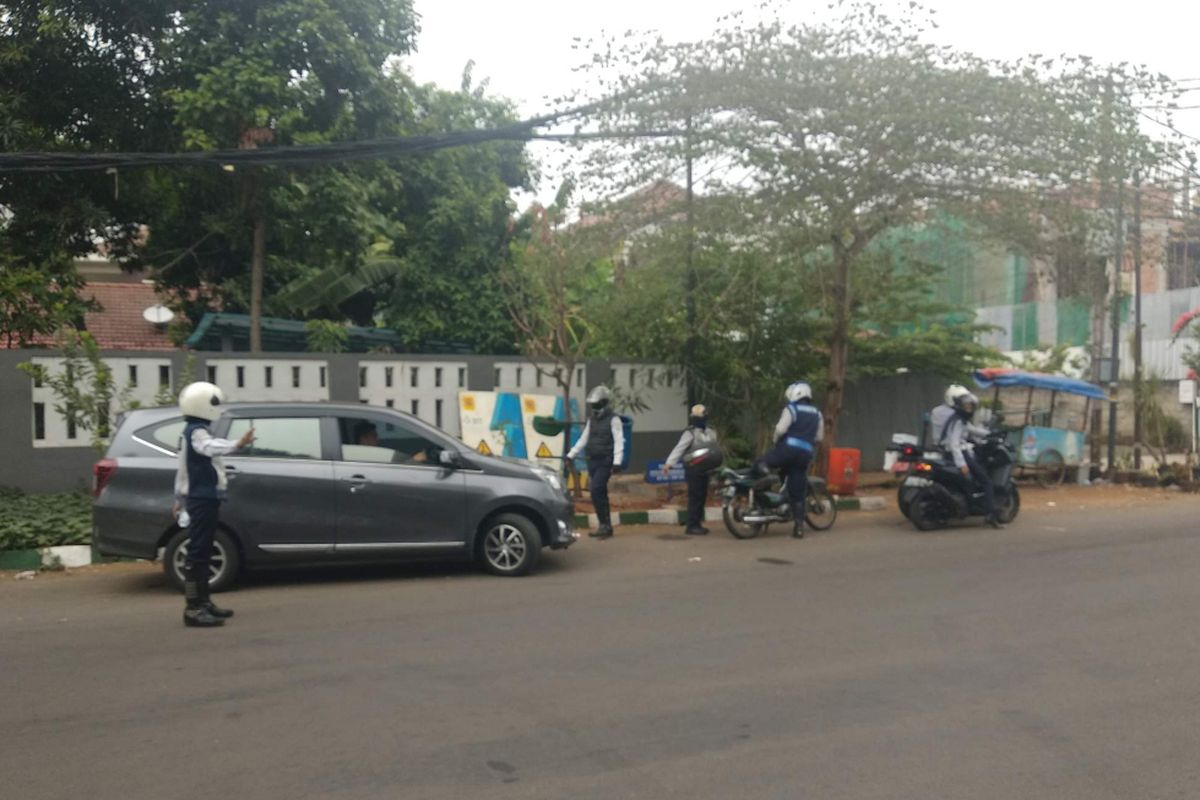 Dinas Perhubungan menertibkan mobil yang parkir liar di Jalan Patal Senayan, Kebayoran Lama, Jakarta Selatan, Kamis (27/9/2018).