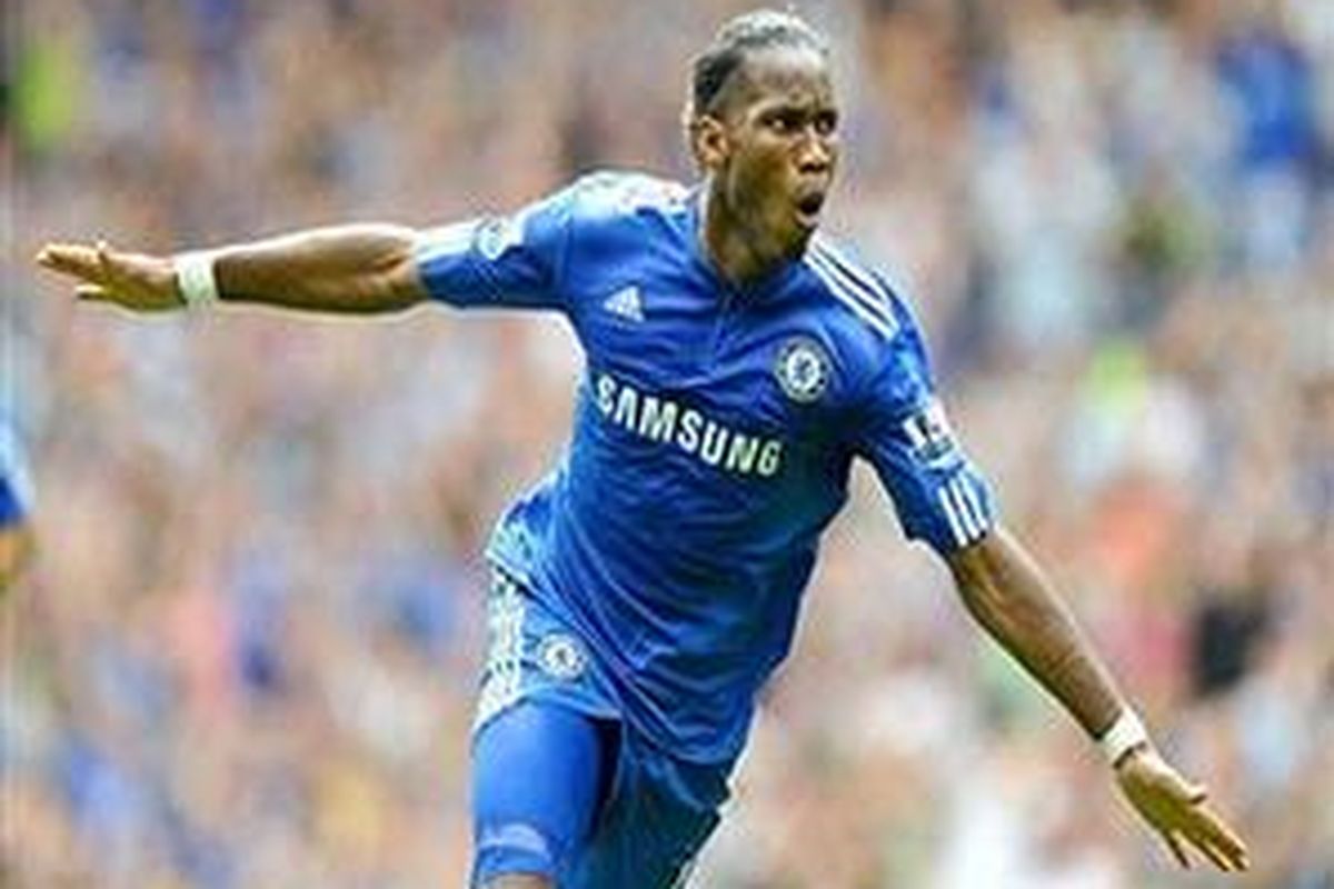 Penyerang Chelsea, Didier Drogba, meluapkan kegembiraannya setelah mencetak gol kedua yang membawa Chelsea menang 2-1 atas Hull City.