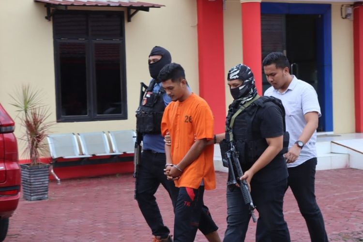 Penyidik Polres Aceh Timur, Provinsi Aceh, menangkap KW (berbaju tahanan) atas kasus dugaan tindak pidana penyelundupan manusia dan tindak pidana perdagangan orang (TPPO) warga Rohingya di Kabupaten Aceh Timur, Rabu (21/11/2023)