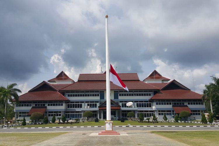 Bendera setengah tiang dikibarkan Pemprov Kepulauan Bangka Belitung sebagai ungkapan duka tragedi jatuhnya pesawat Lion Air JT 610.