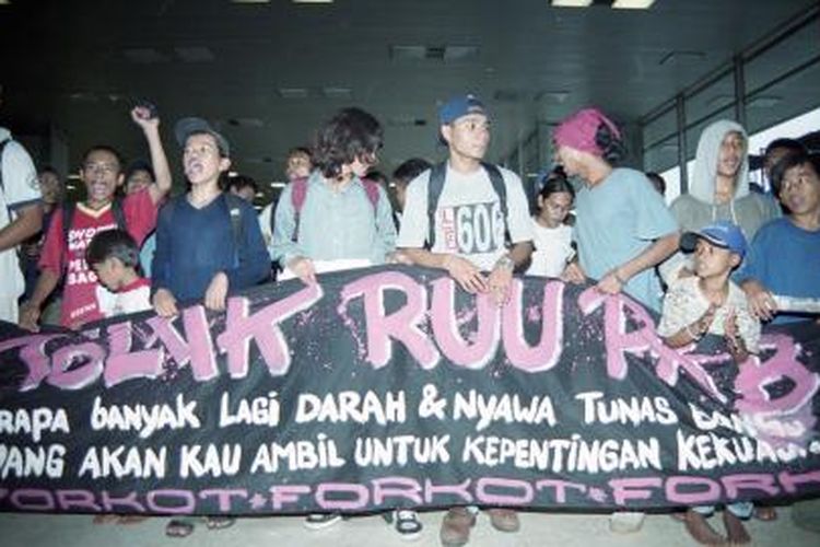Kelompok mahasiswa dari Forum Kota atau Forum Komunitas Mahasiswa Se-Jabodetabek bersama KAMMI menggelar demo menentang peresmian RUU PKB (Penanggulangan Keadaan Bahaya) di Gedung DPR/MPR Senayan, Jakarta, Rabu (01/10/2000).