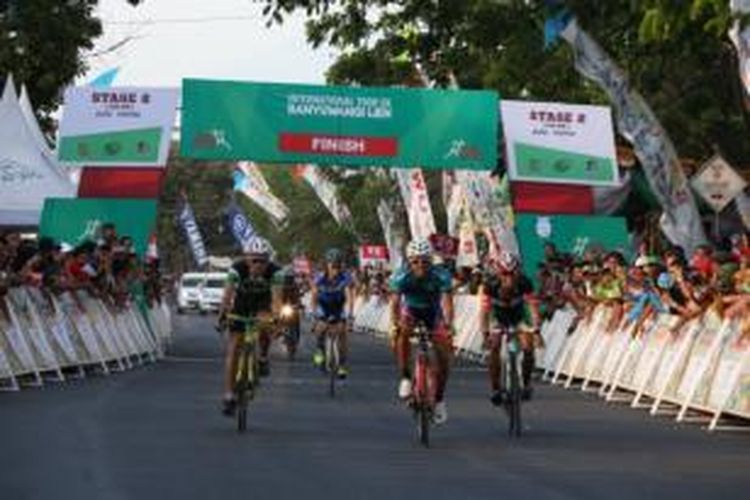 Para pembalap memasuki finish etape dua di Lapangan Maron Genteng Jumat (17/10/2014)