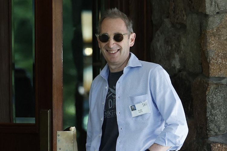CEO Amazon Andy Jassy saat meninggalkan lokasi Konferensi Allen & Company di Sun Valley, Negara Bagian Idaho, Amerika Serikat, 8 Juli 2025. Setiap tahun, beberapa orang terkaya dunia beserta figur-figur berkuasa di media, finansial, teknologi, dan politik bertemu di acara yang berlangsung seminggu ini.