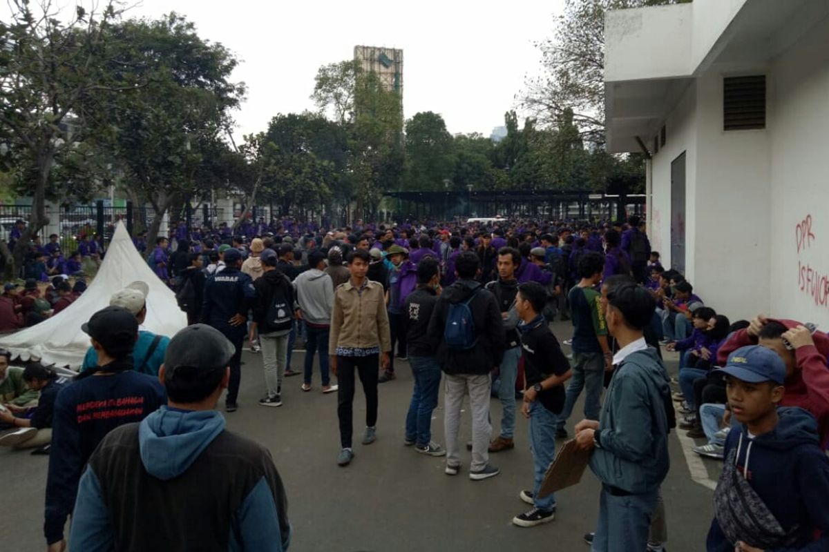 Ratusan Mahasiswa dan puluhan pelajar sekolah berkumpul di dalam Gelora Bung Karno (GBK), Senayan, Jakarta Pusat, Rabu (25/9/2019) pada pukul 16:28 WIB. 