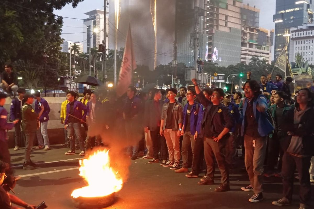 Mahasiswa Bakar Ban Saat Demo Tolak PPN 12 Persen di Patung kuda