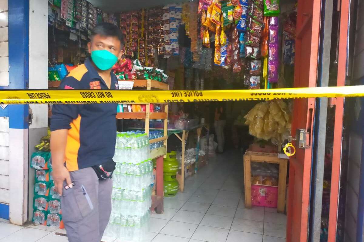 JJ (46) seorang janda asal Pagerageung, Kabupaten Tasikmalaya, Jawa Barat, ditemukan tewas bersimbah darah dengan luka sayatan pada bagian leher hingga dada diduga korban pembunuhan, Selasa (17/5/2022).