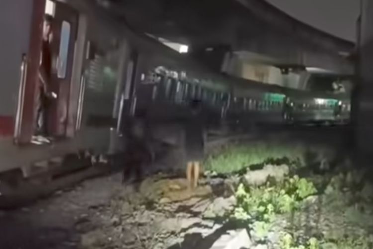 Heboh Kereta Api Berhenti di Perlintasan Jalan di Kota Medan, PT KAI : Ada Pejalan Kaki di Tengah Rel